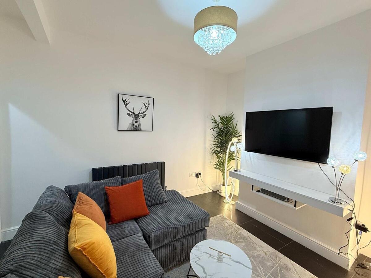 Spacious 4 Bed House Near Centre With Parking Holiday home Cardiff