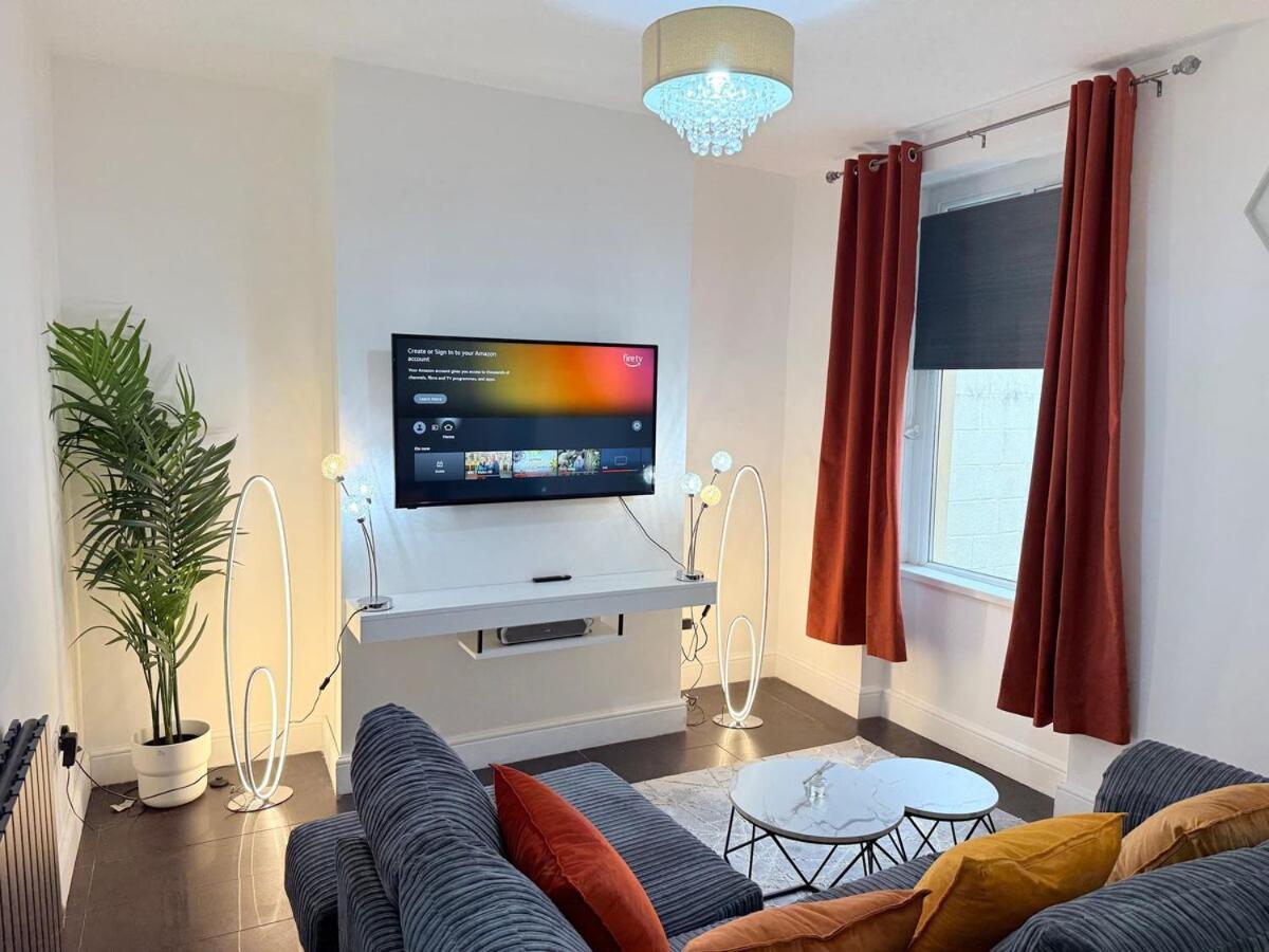 Spacious 4 Bed House Near Centre With Parking Holiday home *