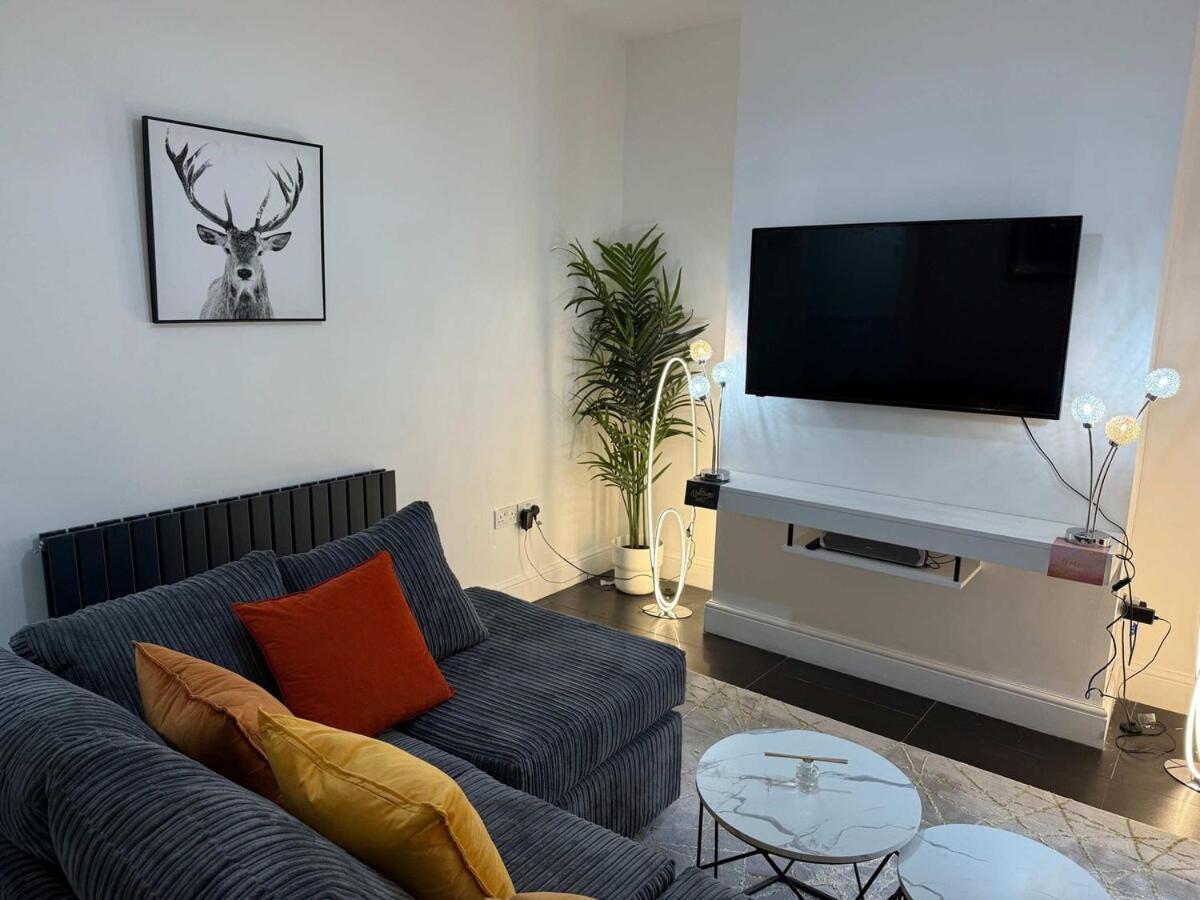 Spacious 4 Bed House Near Centre With Parking *