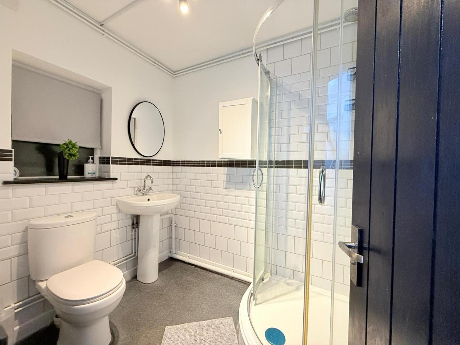 Spacious 4 Bed House Near Centre With Parking Holiday home Cardiff