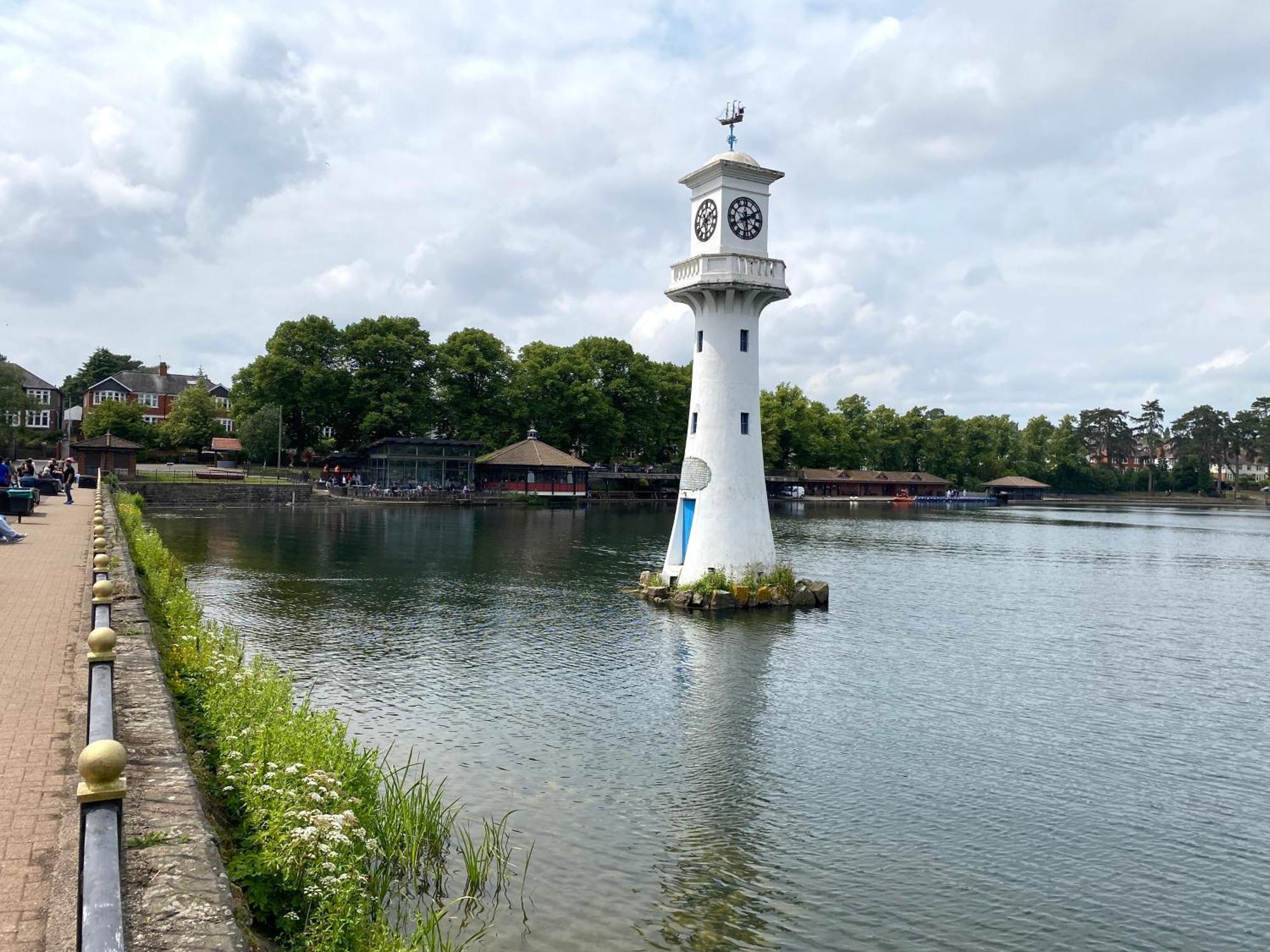 Roath Park Supermarket, Restaurants & Parking Apartment *