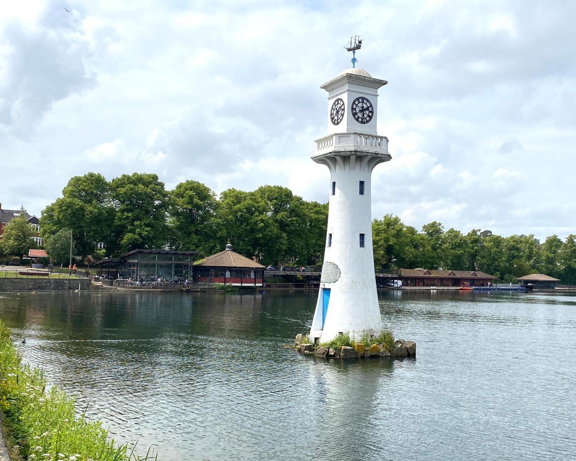 Roath Park Supermarket, Restaurants & Parking Apartment *