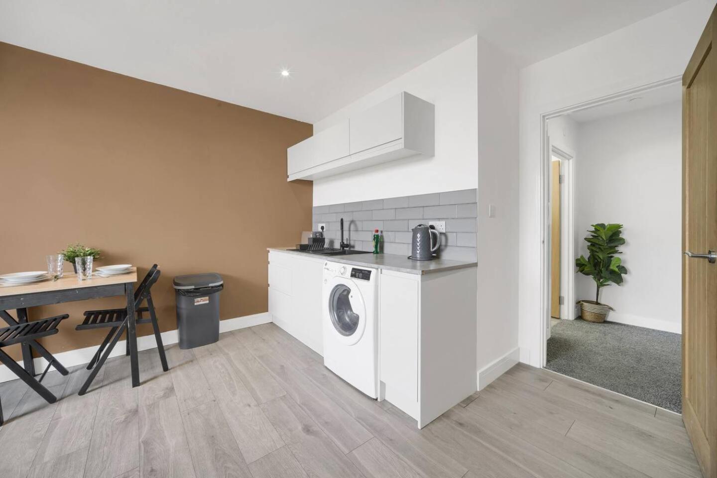 Stylish & Modern - Free Parking - Wifi Apartment *