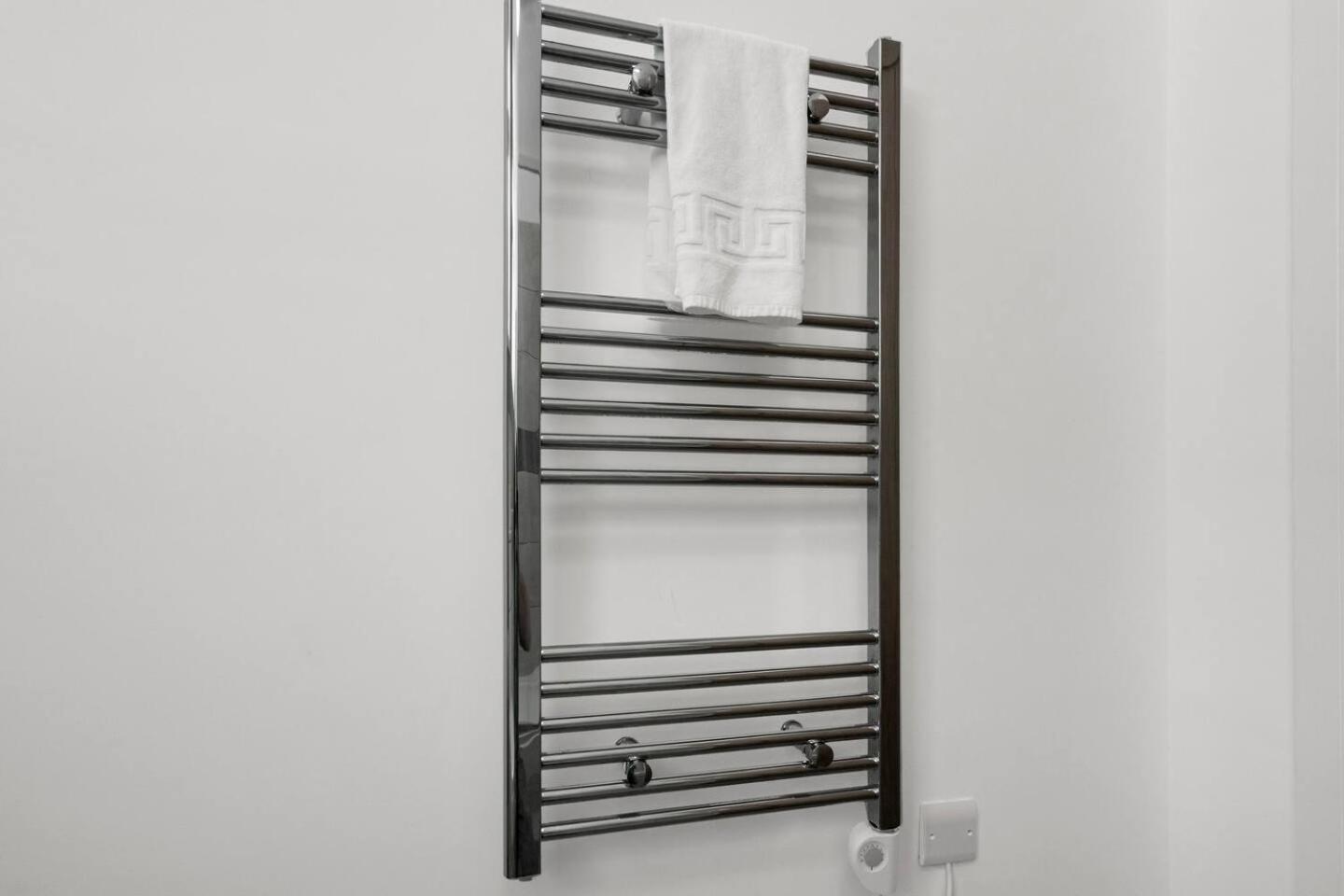 Stylish & Modern - Free Parking - Wifi Apartment *