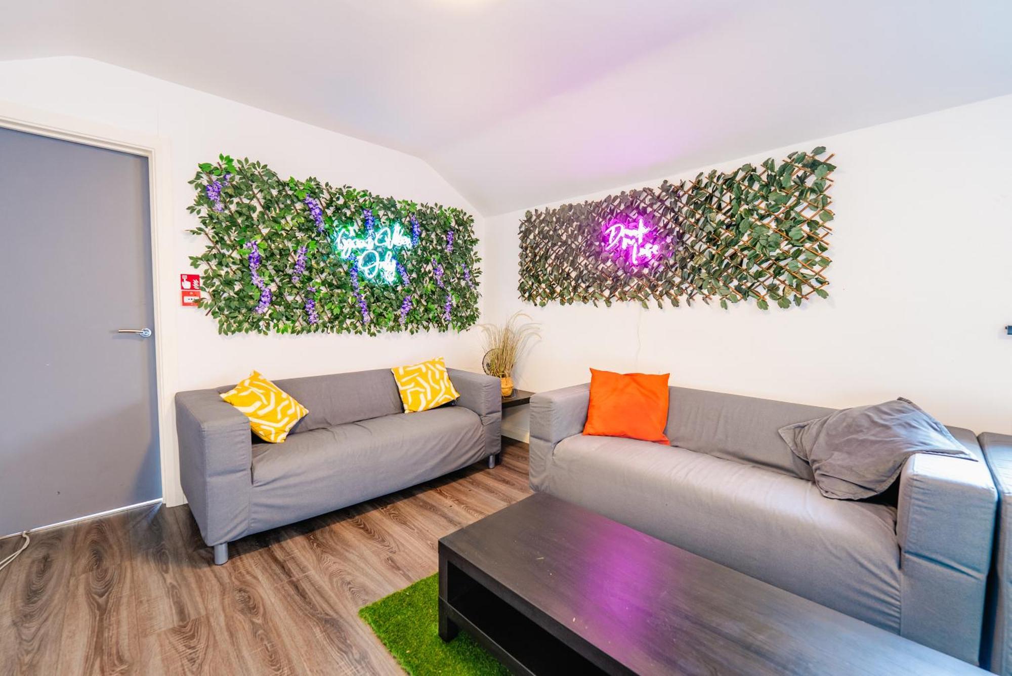 Apartment Spacious Stylish With Street View *
