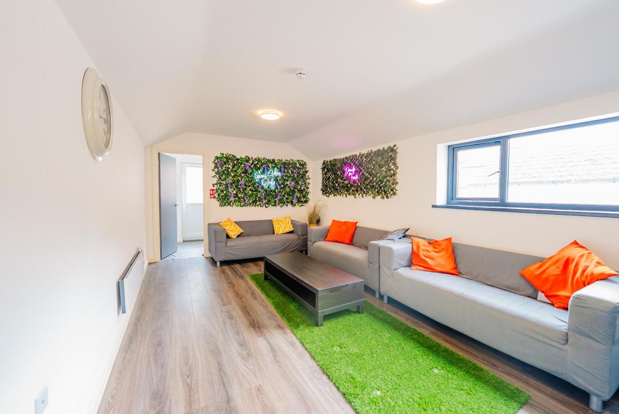 Spacious Stylish With Street View Apartment