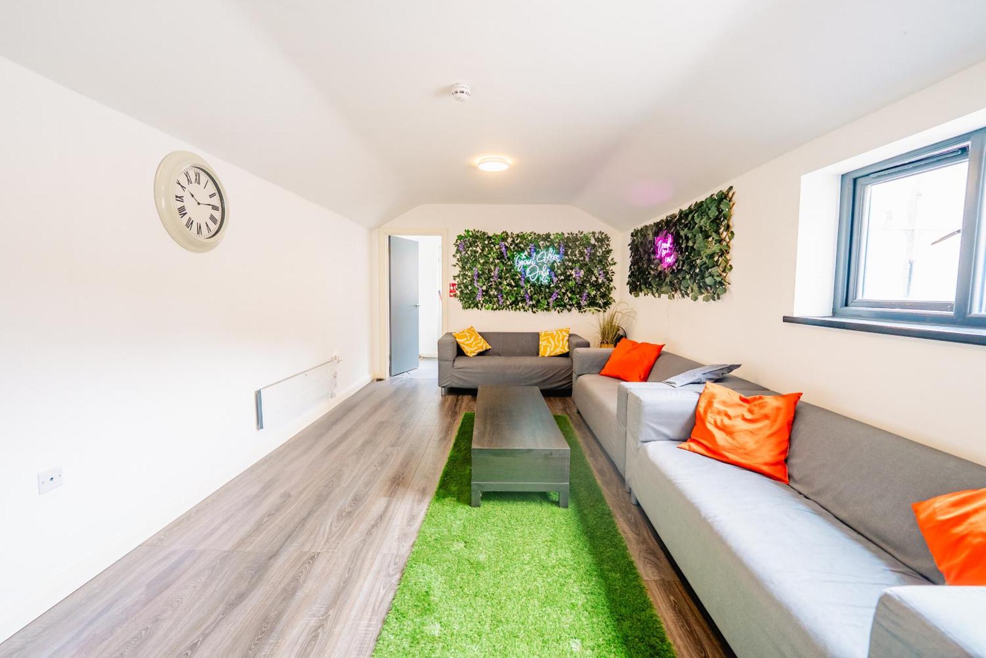 Spacious Stylish With Street View Cardiff