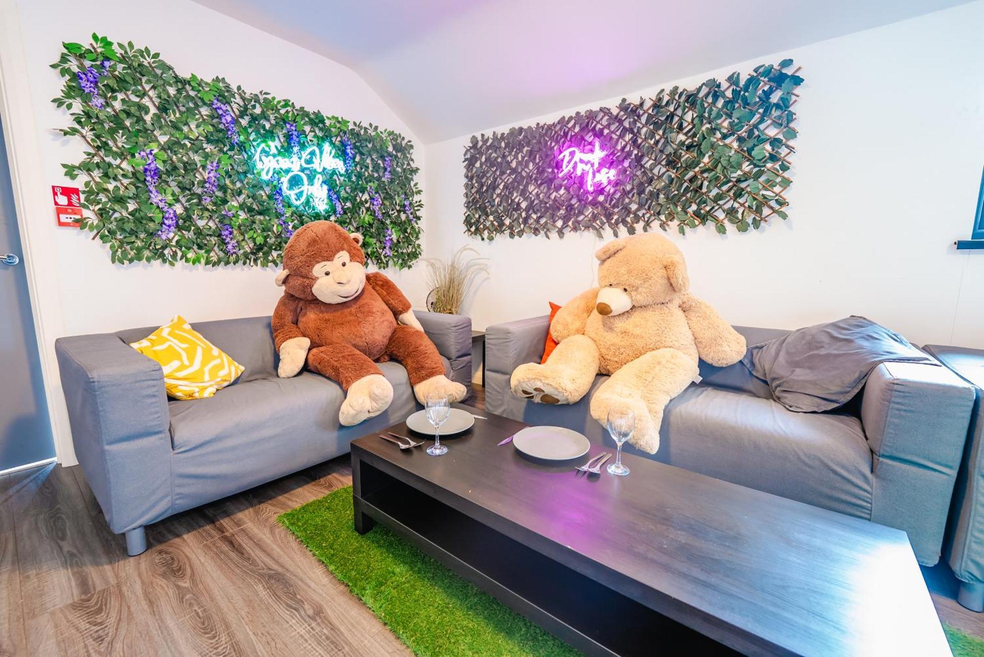 Spacious Stylish With Street View * Cardiff