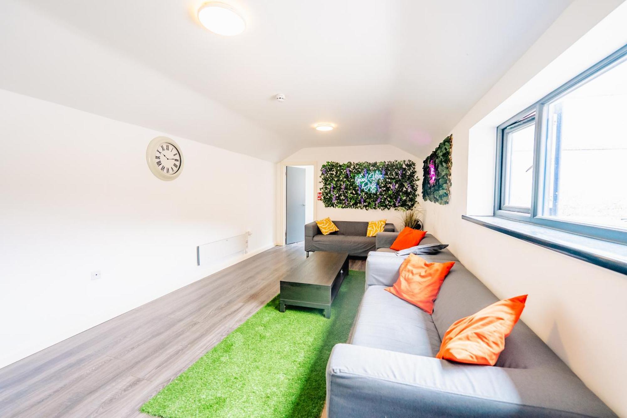 Spacious Stylish With Street View Apartment Cardiff