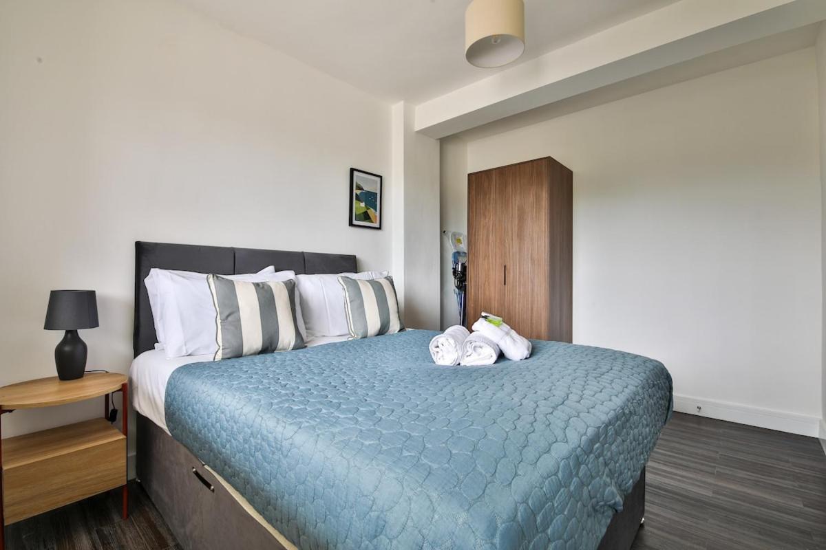 Roath Park Supermarket, Restaurants & Parking Apartment Cardiff