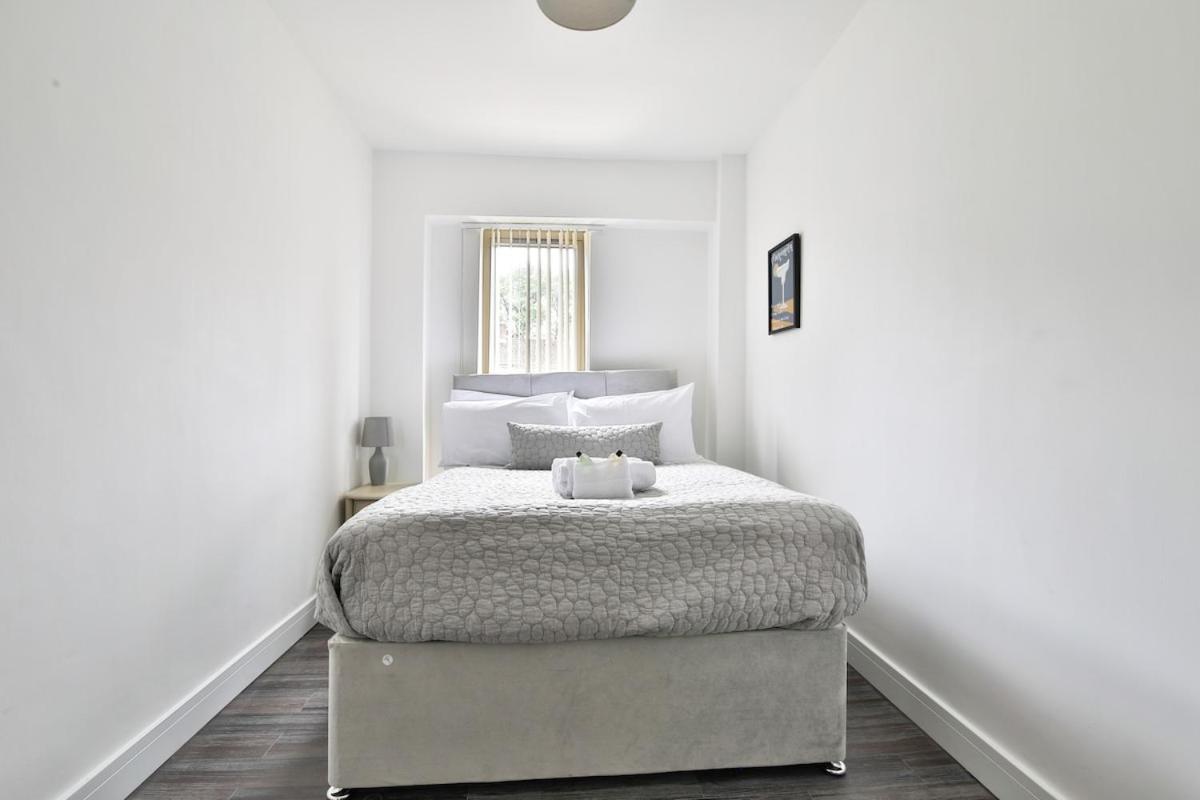Roath Park Supermarket, Restaurants & Parking Apartment
