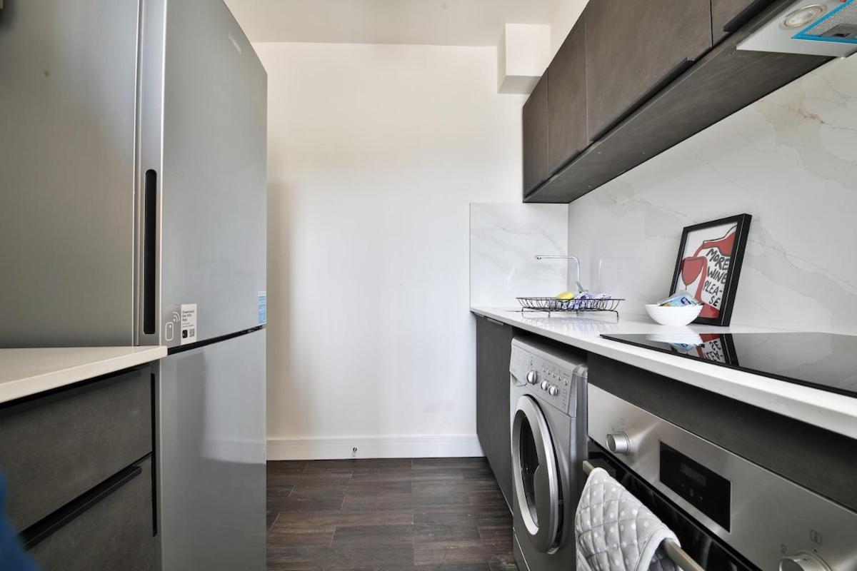 Roath Park Supermarket, Restaurants & Parking Apartment Cardiff