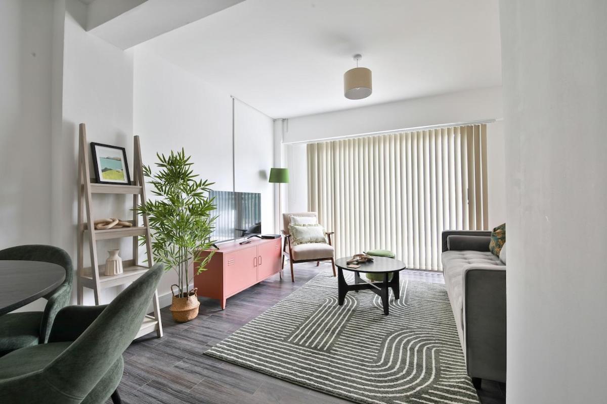 Roath Park Supermarket, Restaurants & Parking Apartment *
