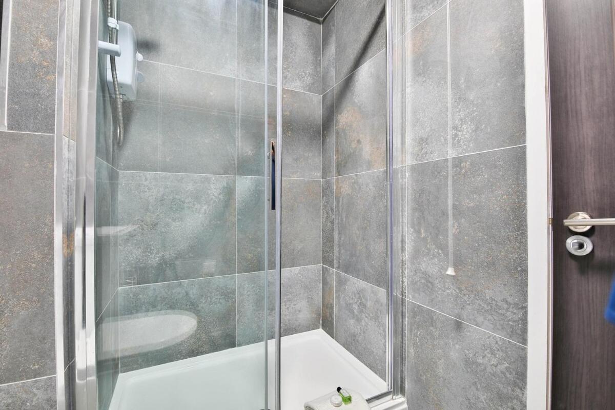 Roath Park Supermarket, Restaurants & Parking * Cardiff