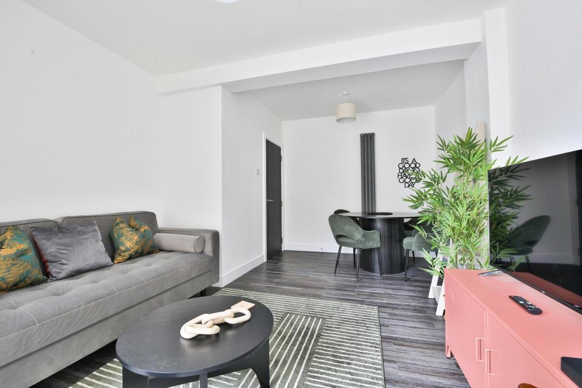 Roath Park Supermarket, Restaurants & Parking Apartment