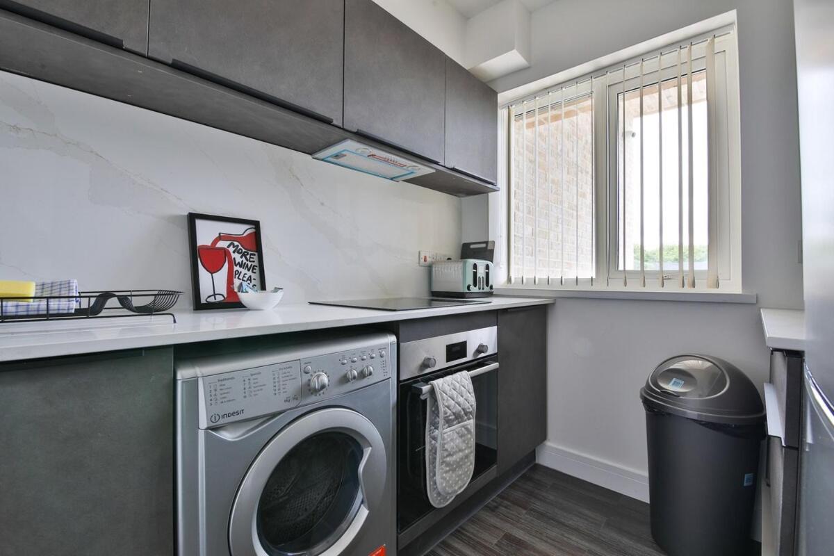 Roath Park Supermarket, Restaurants & Parking Apartment Cardiff