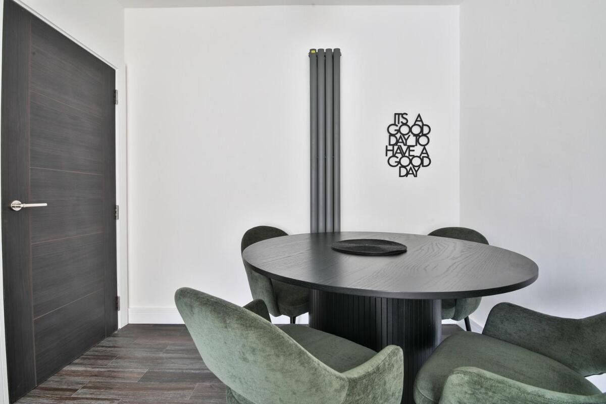 Roath Park Supermarket, Restaurants & Parking Apartment *