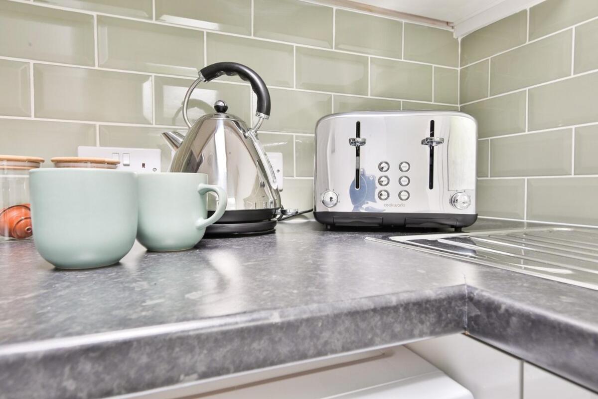 Apartment Urban 2-Bed House - 6 Mins Away From City Centre! *