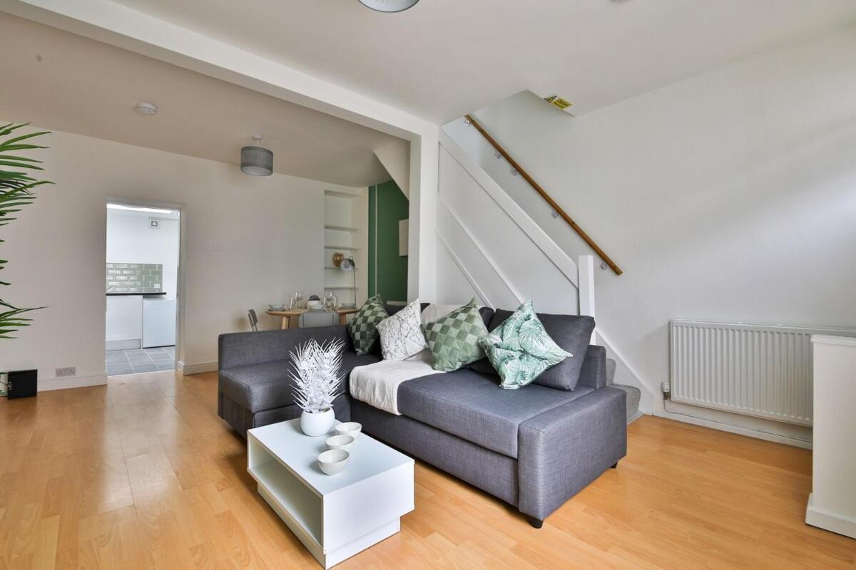 Urban 2-Bed House - 6 Mins Away From City Centre! *