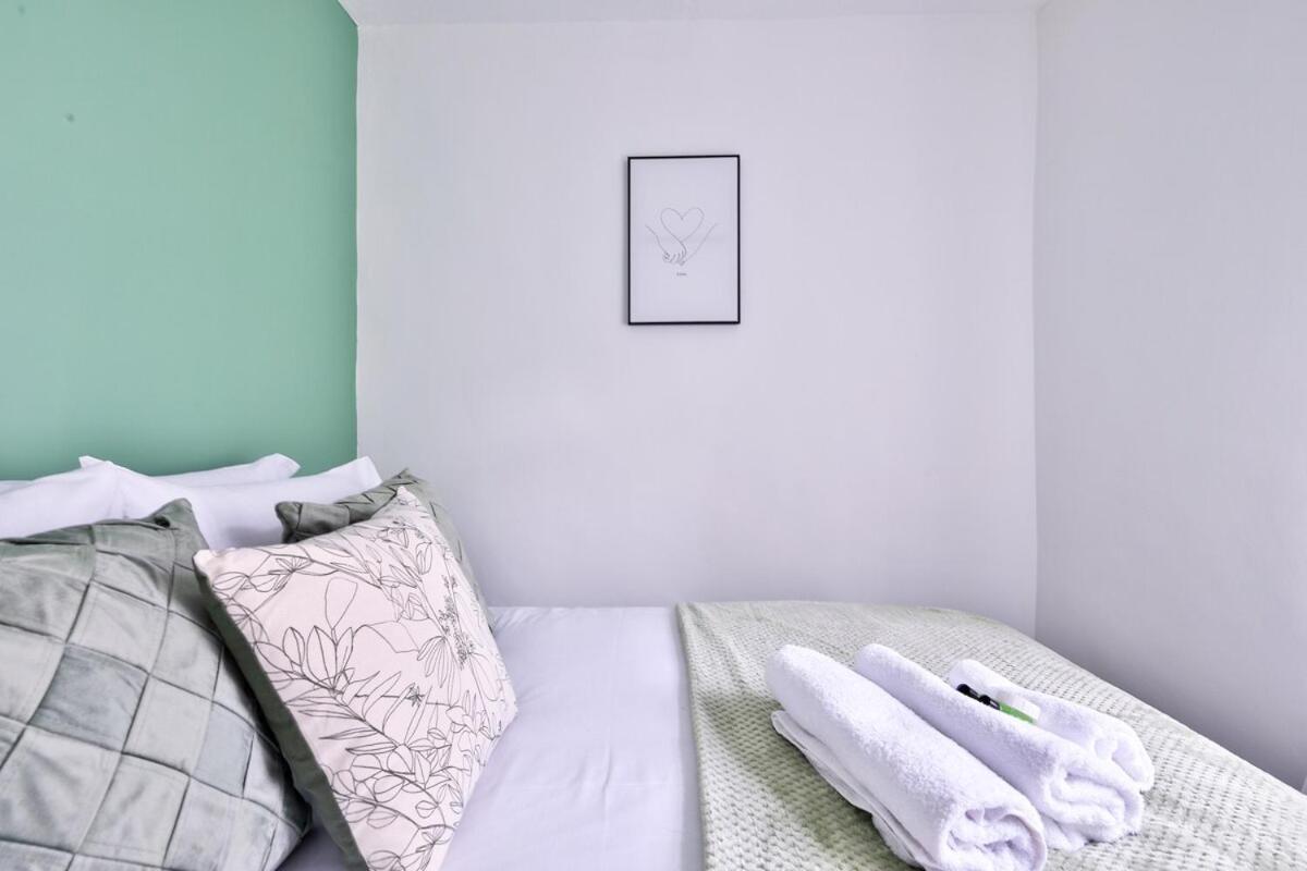 Urban 2-Bed House - 6 Mins Away From City Centre! * Cardiff