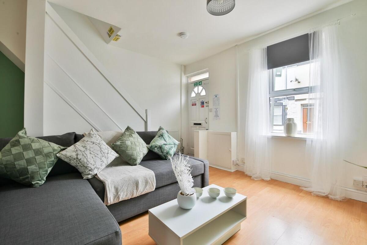 Urban 2-Bed House - 6 Mins Away From City Centre! Apartment *