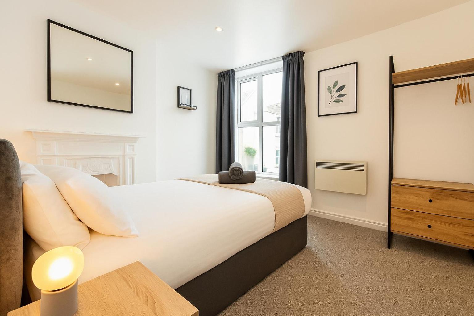 Apartment 8 Person, 4 Bedroom Light, Warm & Modern *