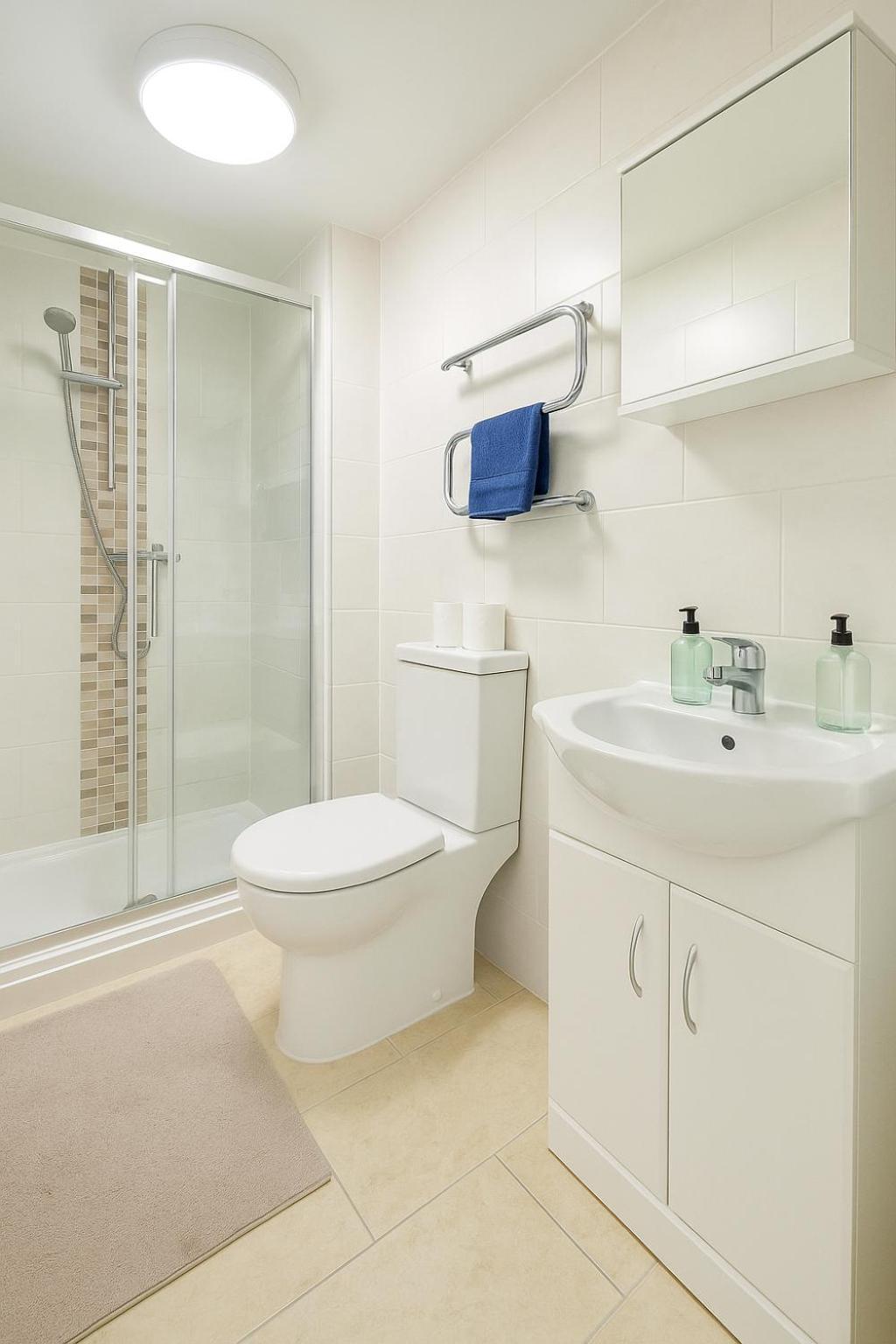 8 Person, 4 Bedroom Light, Warm & Modern Apartment