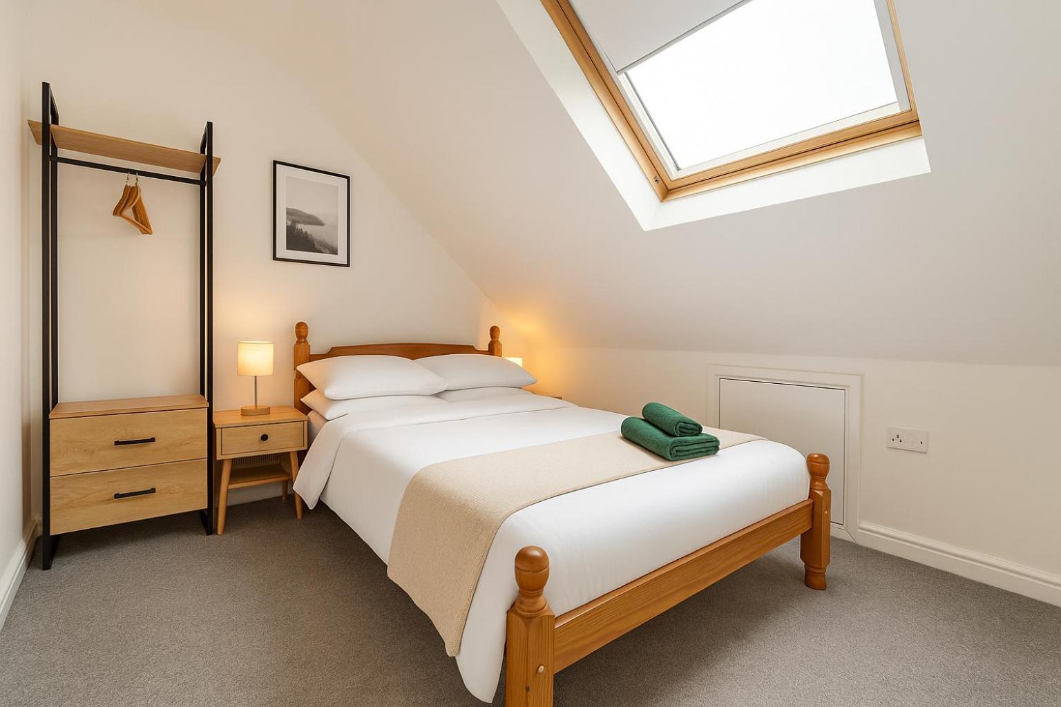 8 Person, 4 Bedroom Light, Warm & Modern Apartment *