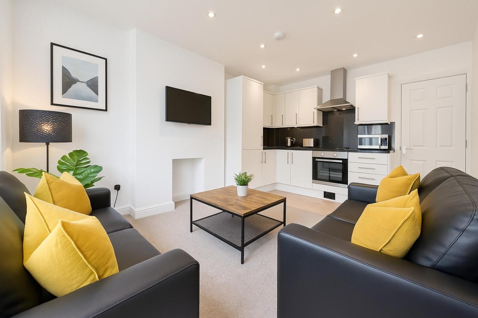 Apartment 8 Person, 4 Bedroom Light, Warm & Modern Cardiff