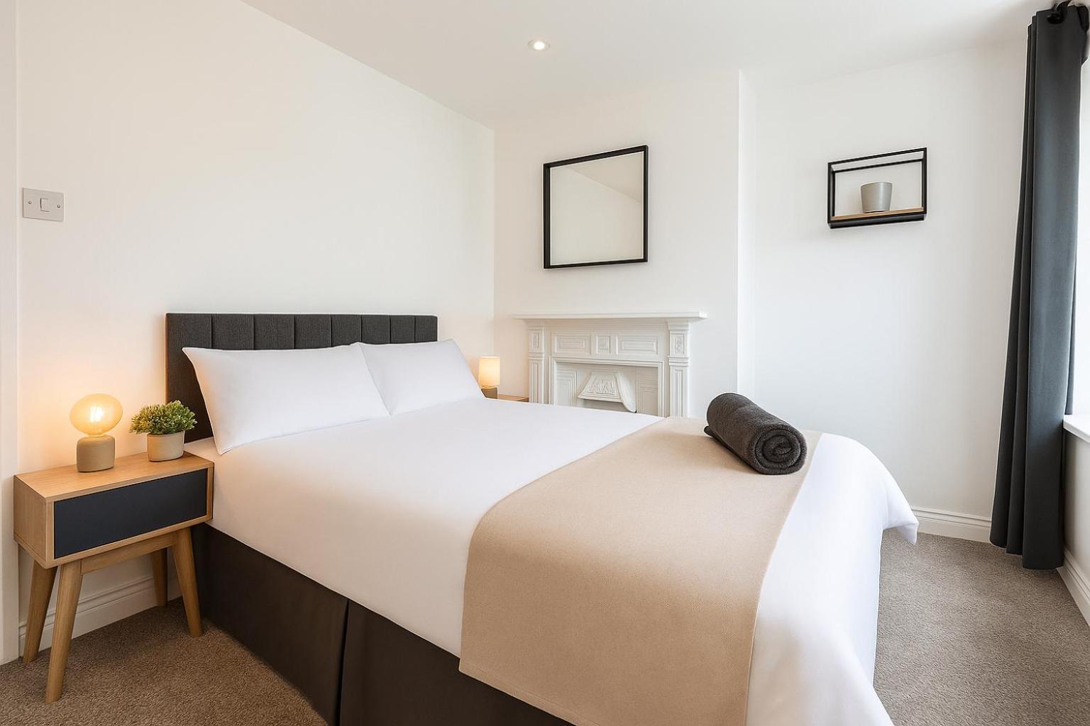 8 Person, 4 Bedroom Light, Warm & Modern *