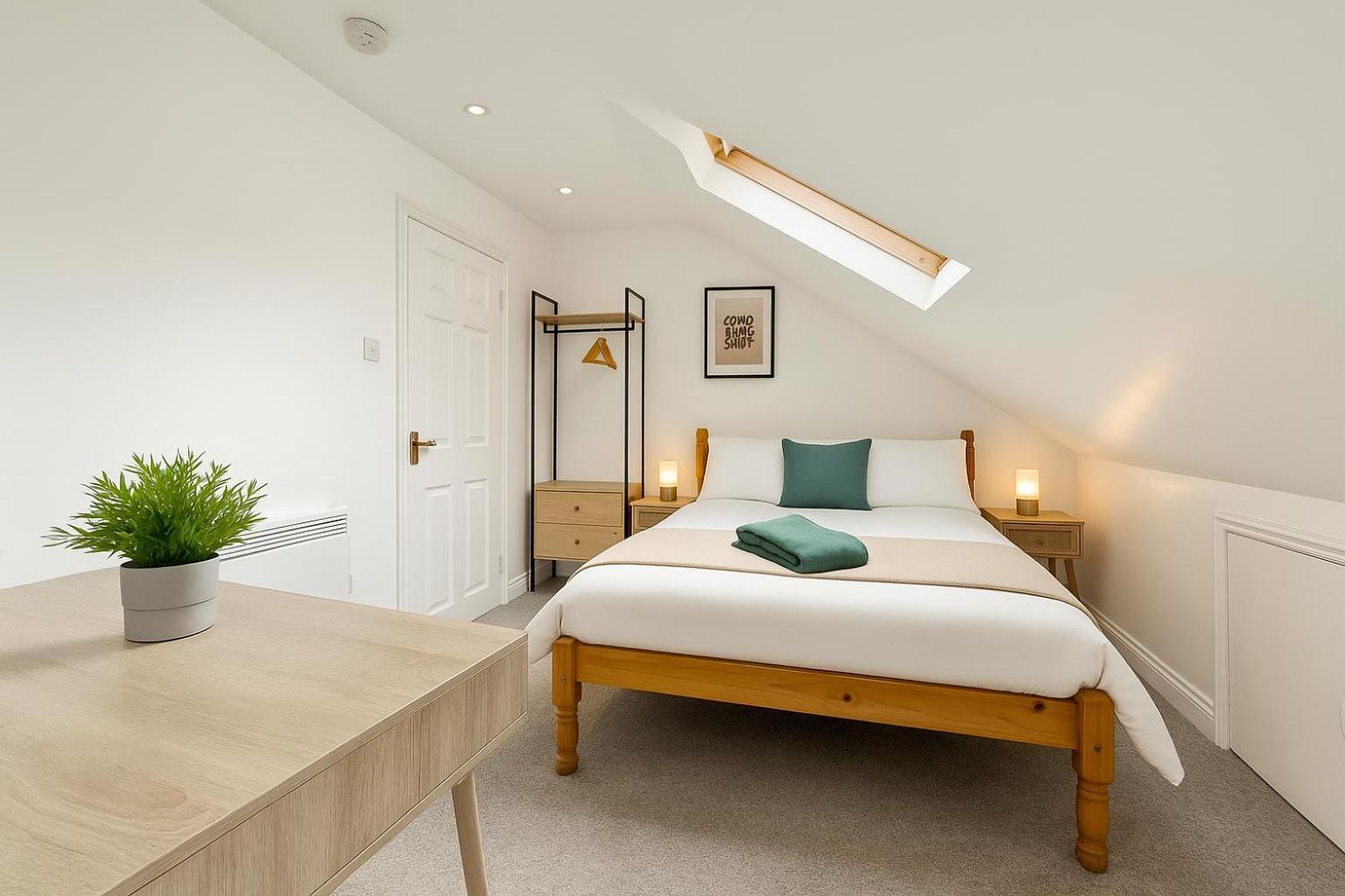 8 Person, 4 Bedroom Light, Warm & Modern Cardiff