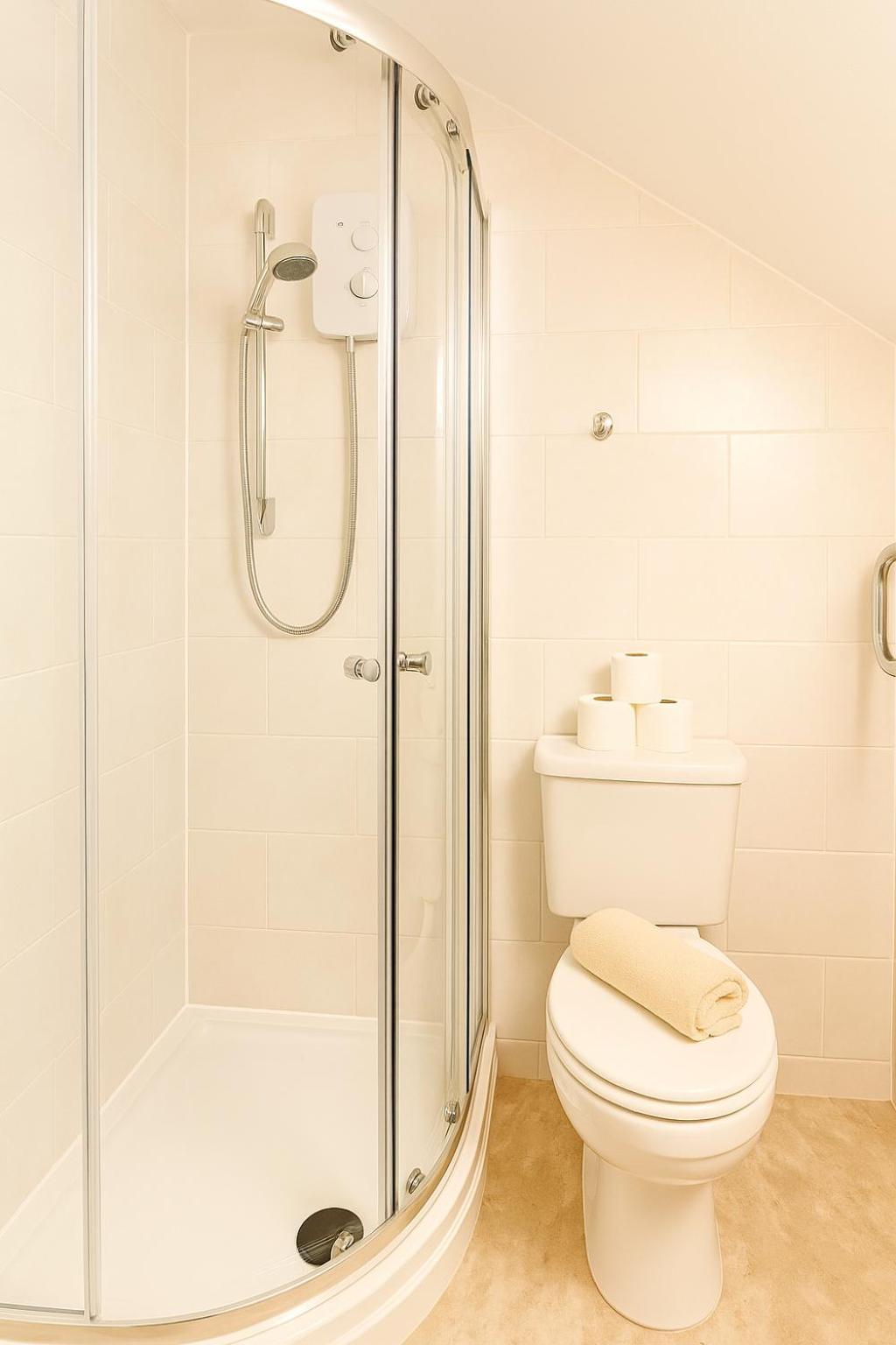 Apartment 8 Person, 4 Bedroom Light, Warm & Modern