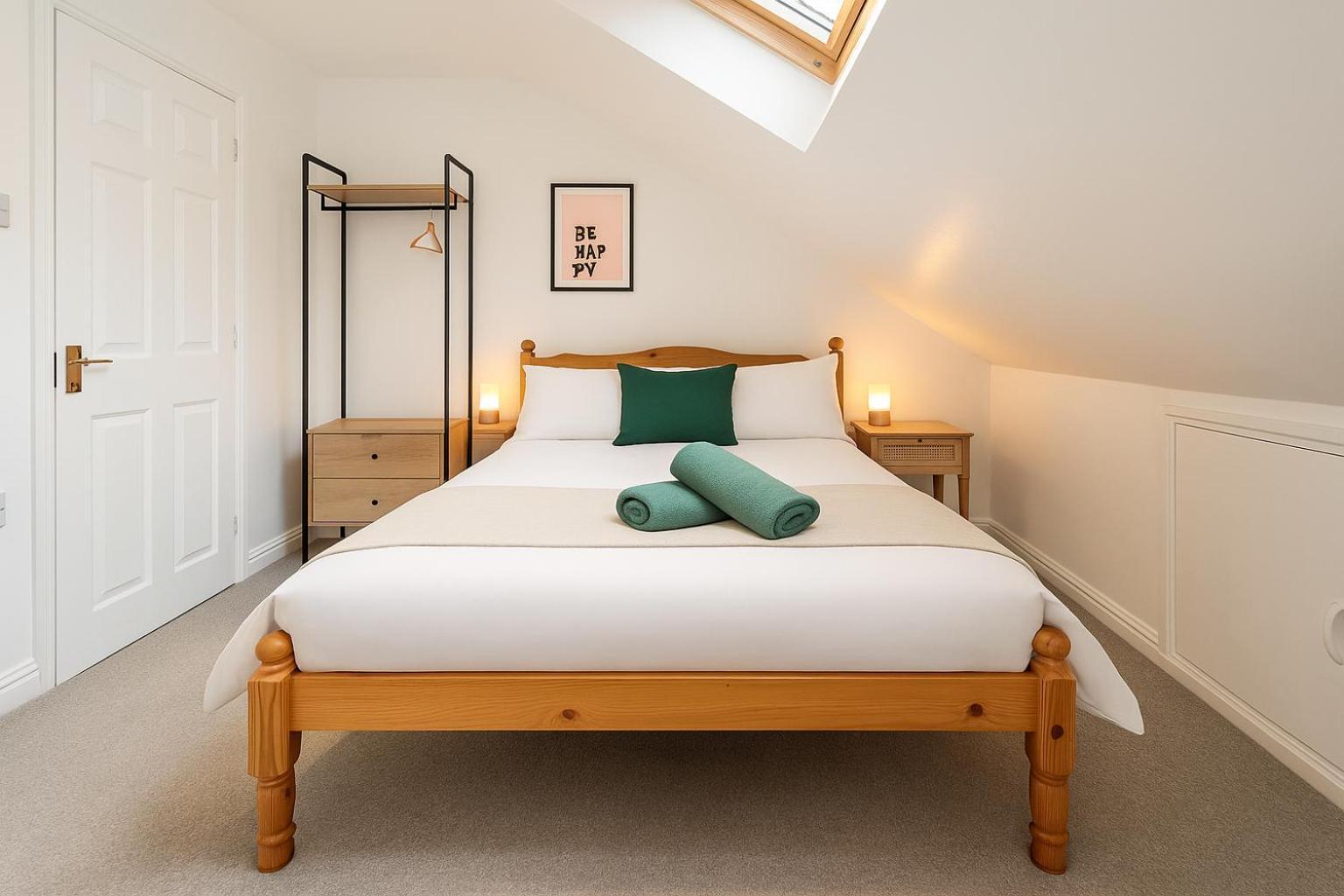 8 Person, 4 Bedroom Light, Warm & Modern Apartment *