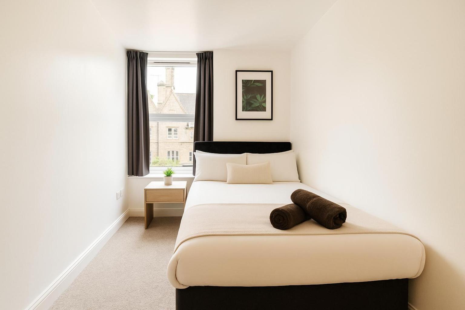 8 Person, 4 Bedroom Light, Warm & Modern Apartment Cardiff