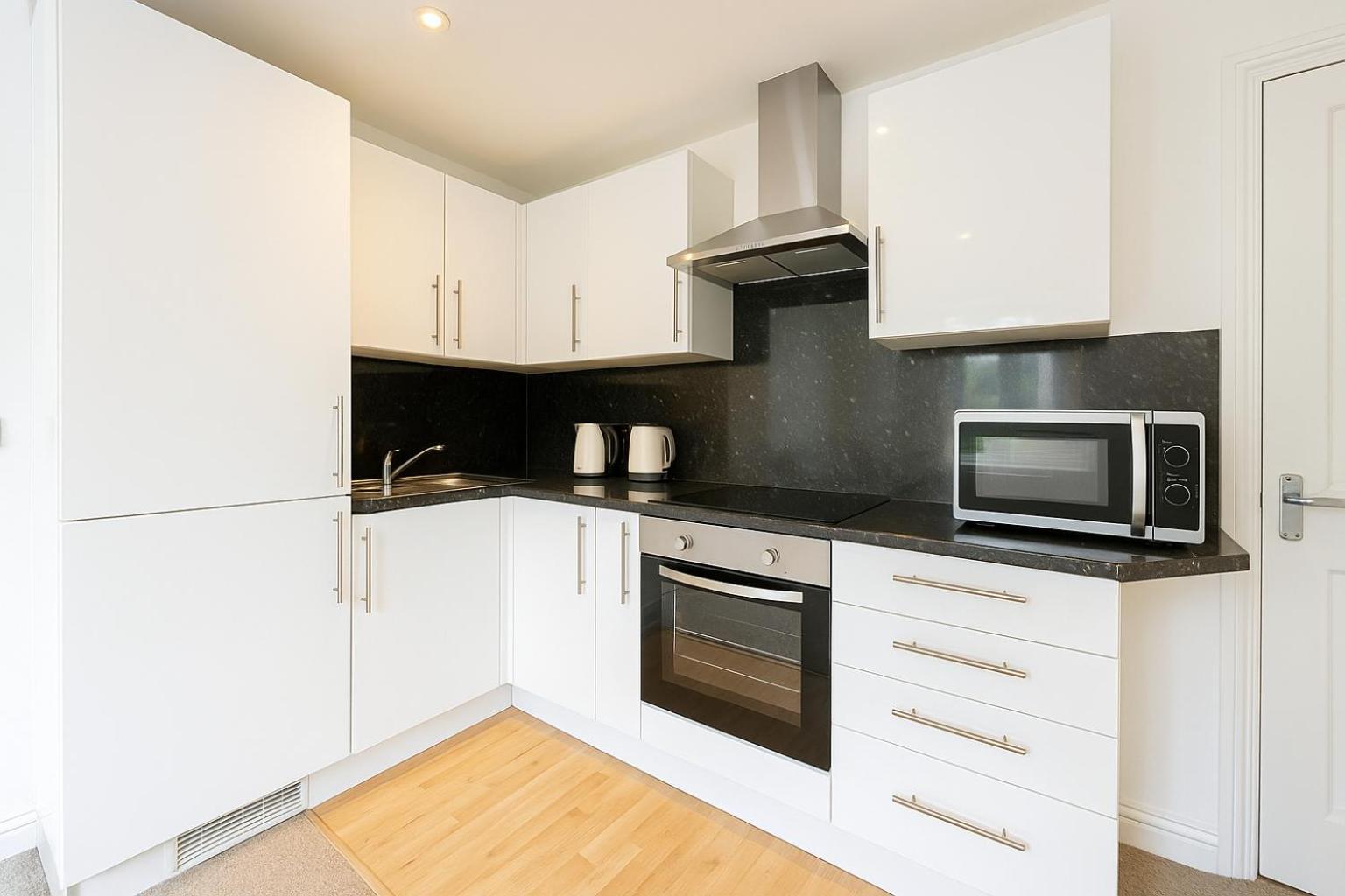 Apartment 8 Person, 4 Bedroom Light, Warm & Modern Cardiff