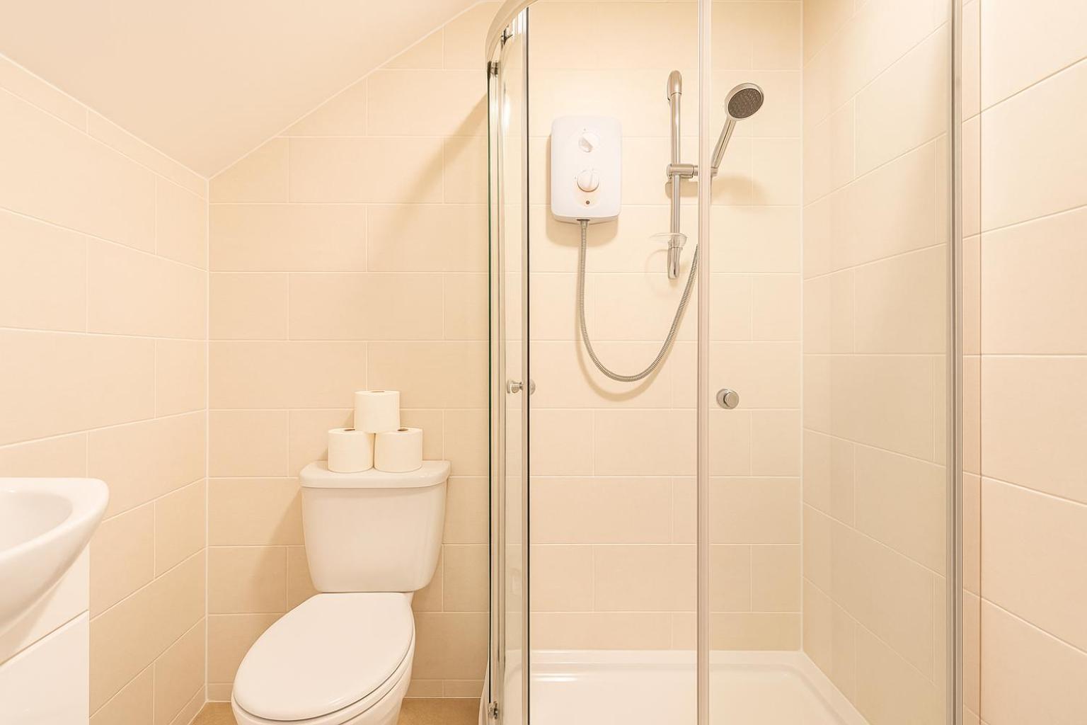 8 Person, 4 Bedroom Light, Warm & Modern *
