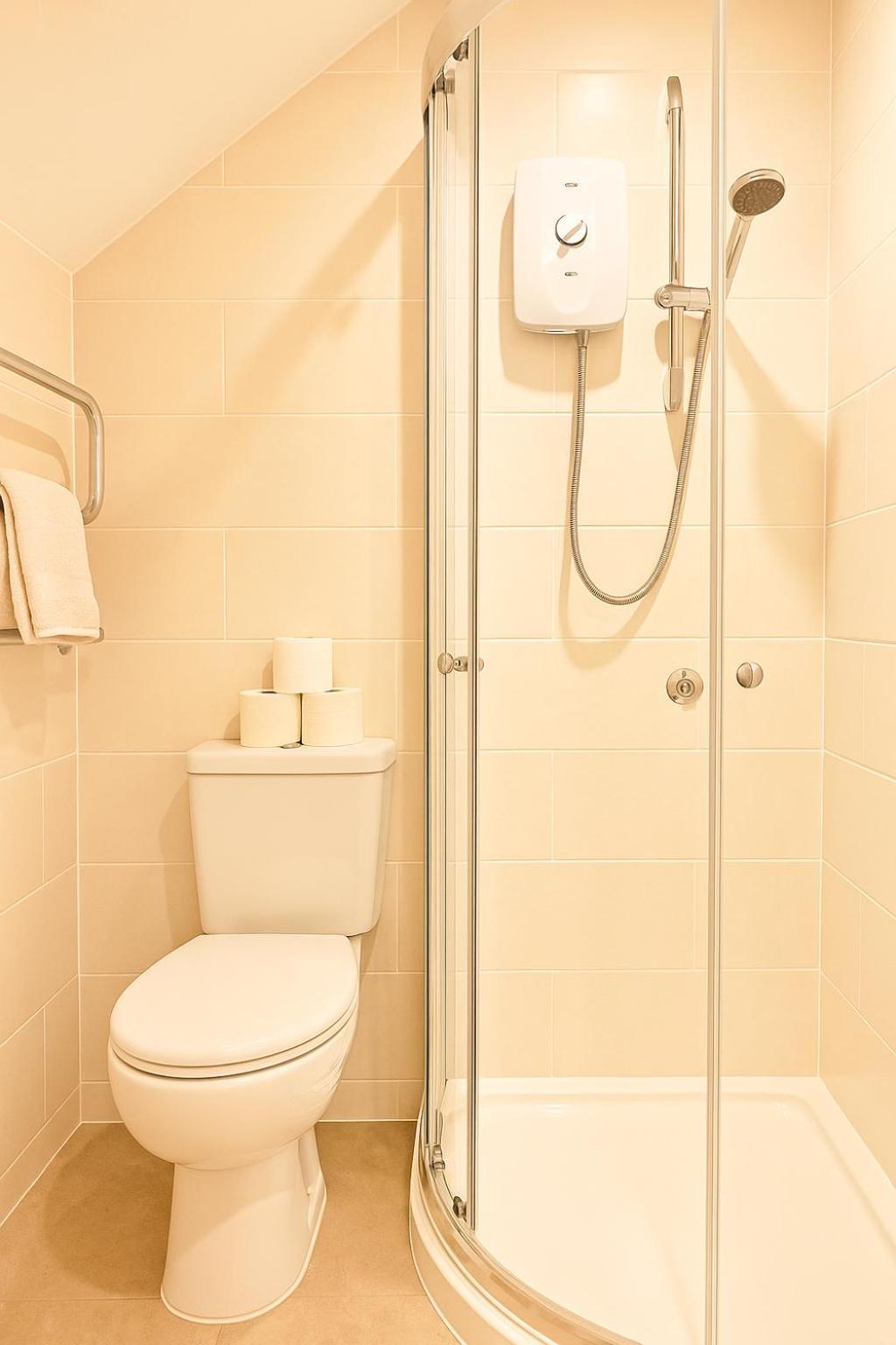 8 Person, 4 Bedroom Light, Warm & Modern Cardiff