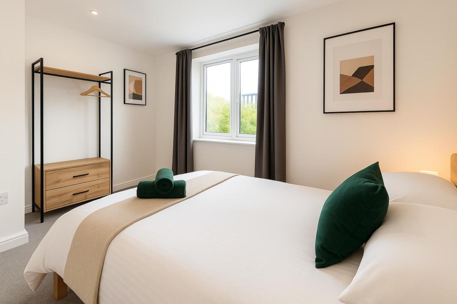 Apartment 8 Person, 4 Bedroom Light, Warm & Modern *