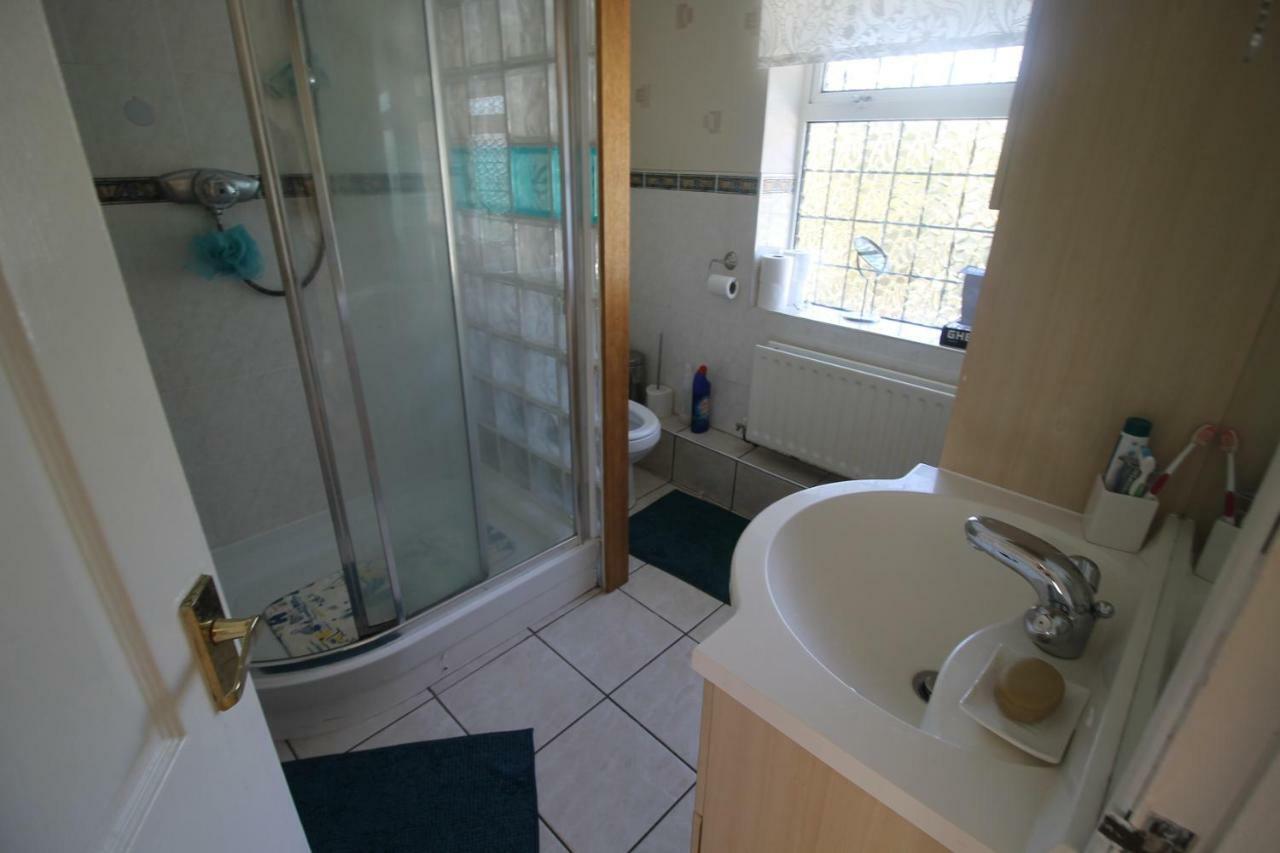 Large 4 Bedroom Family 2 Mins From Junction 32 Holiday home Cardiff