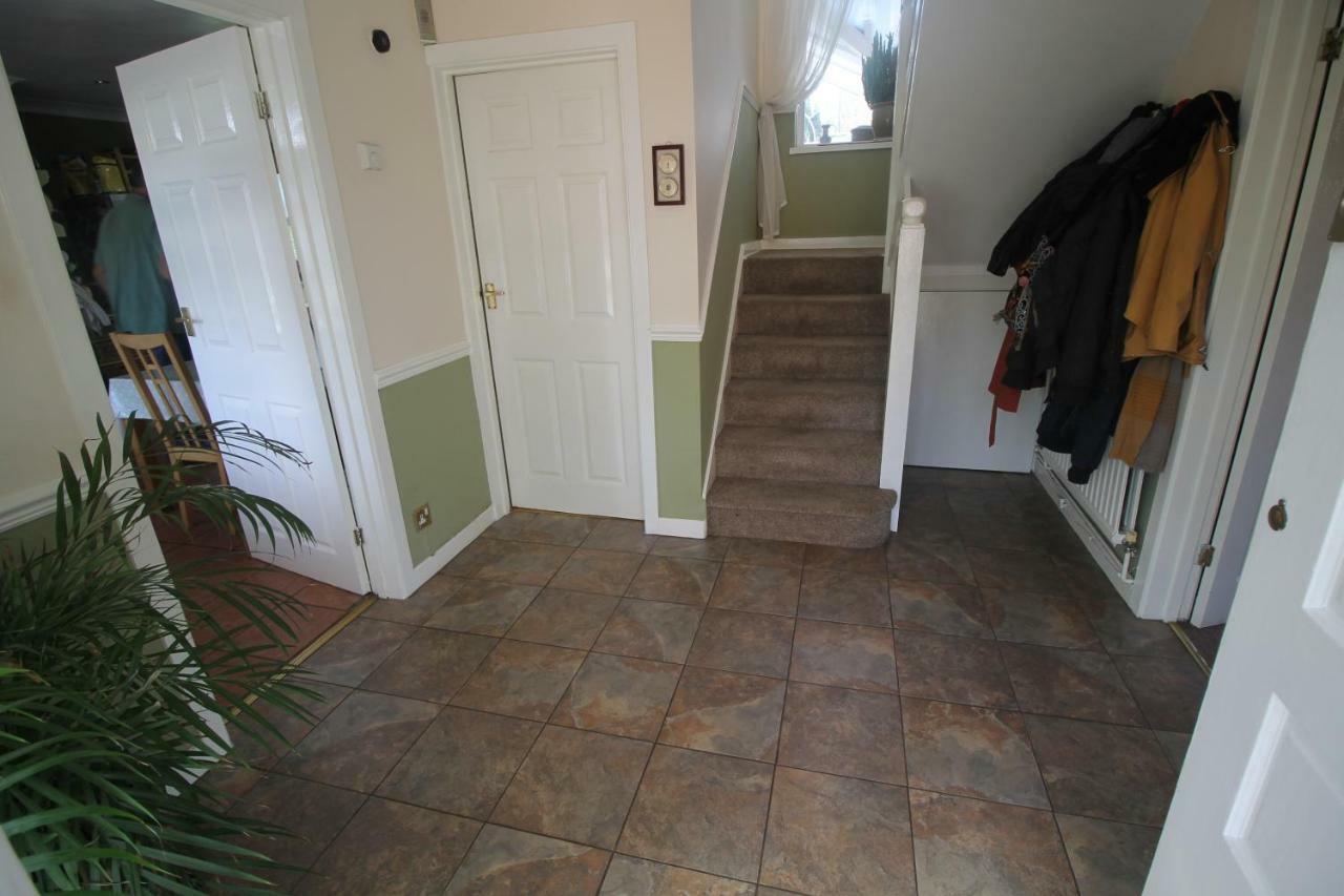 Large 4 Bedroom Family 2 Mins From Junction 32