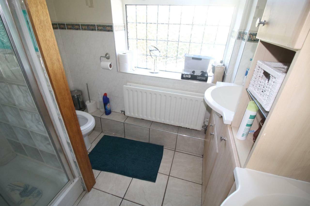 Large 4 Bedroom Family 2 Mins From Junction 32 * Cardiff