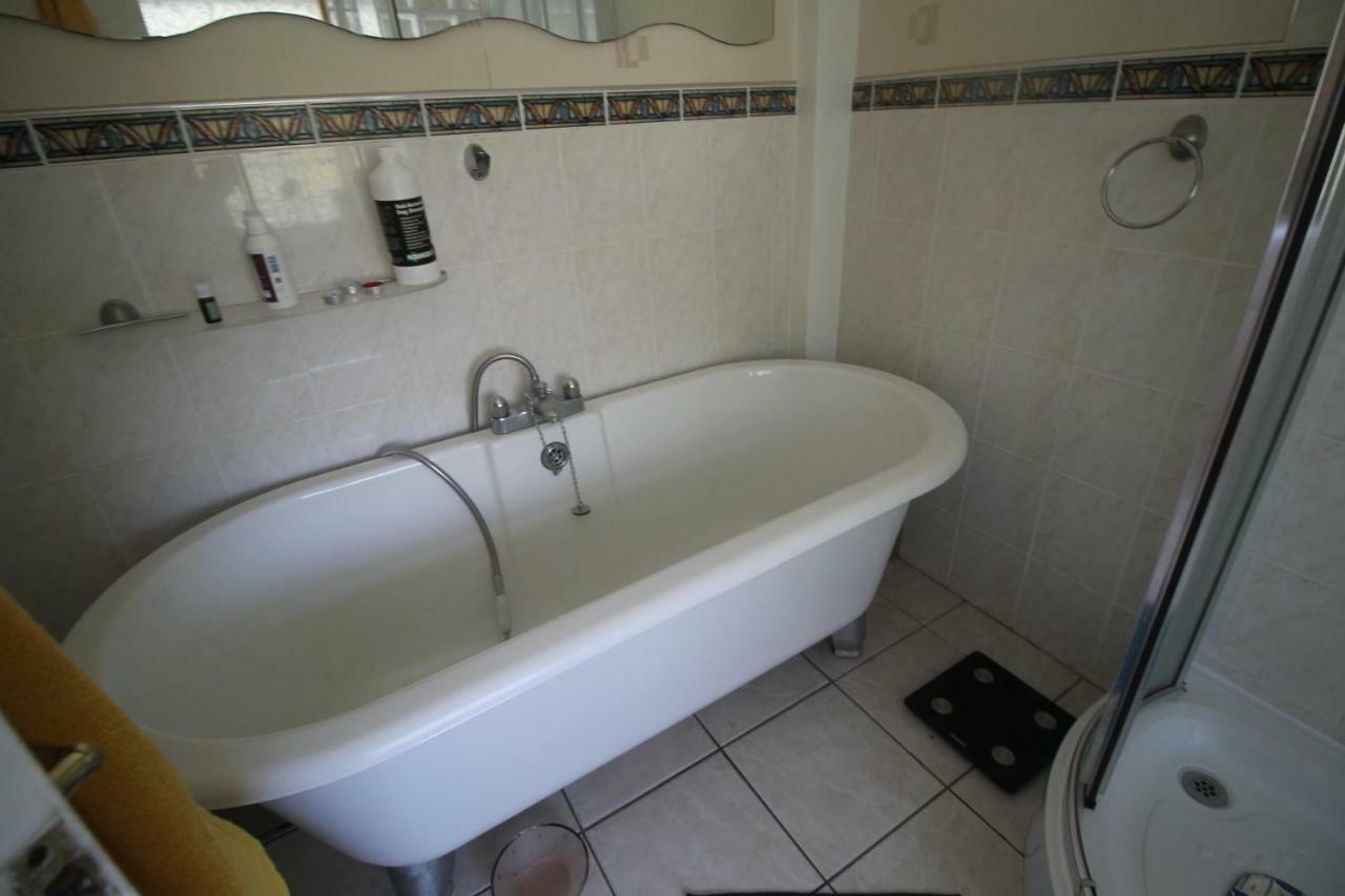 Large 4 Bedroom Family 2 Mins From Junction 32 *