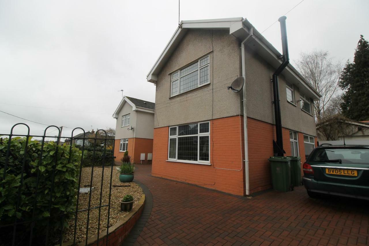 Holiday home Large 4 Bedroom Family 2 Mins From Junction 32 *