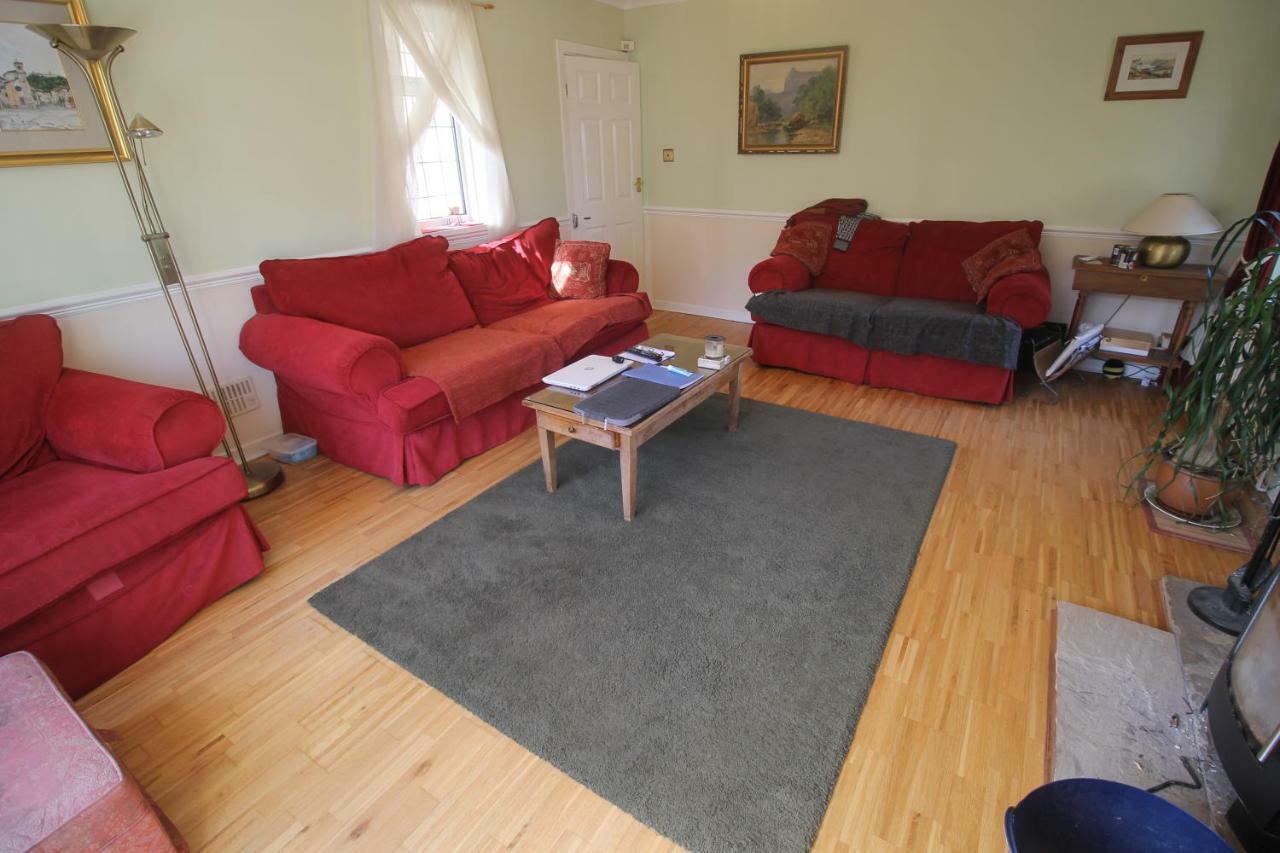 Large 4 Bedroom Family 2 Mins From Junction 32 Holiday home *