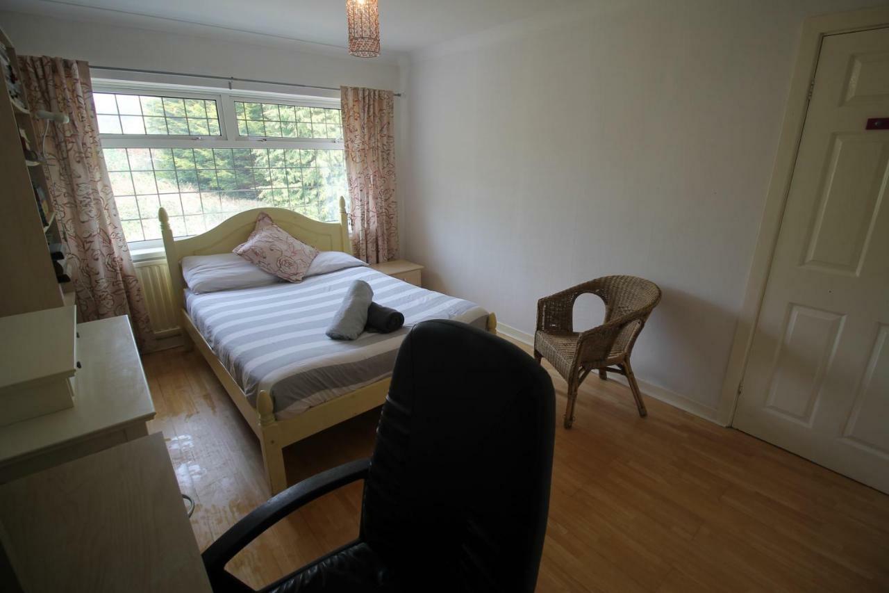 Large 4 Bedroom Family 2 Mins From Junction 32 Cardiff
