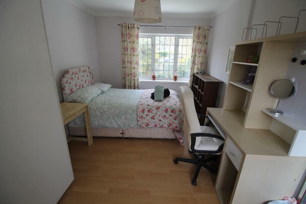 Holiday home Large 4 Bedroom Family 2 Mins From Junction 32 Cardiff