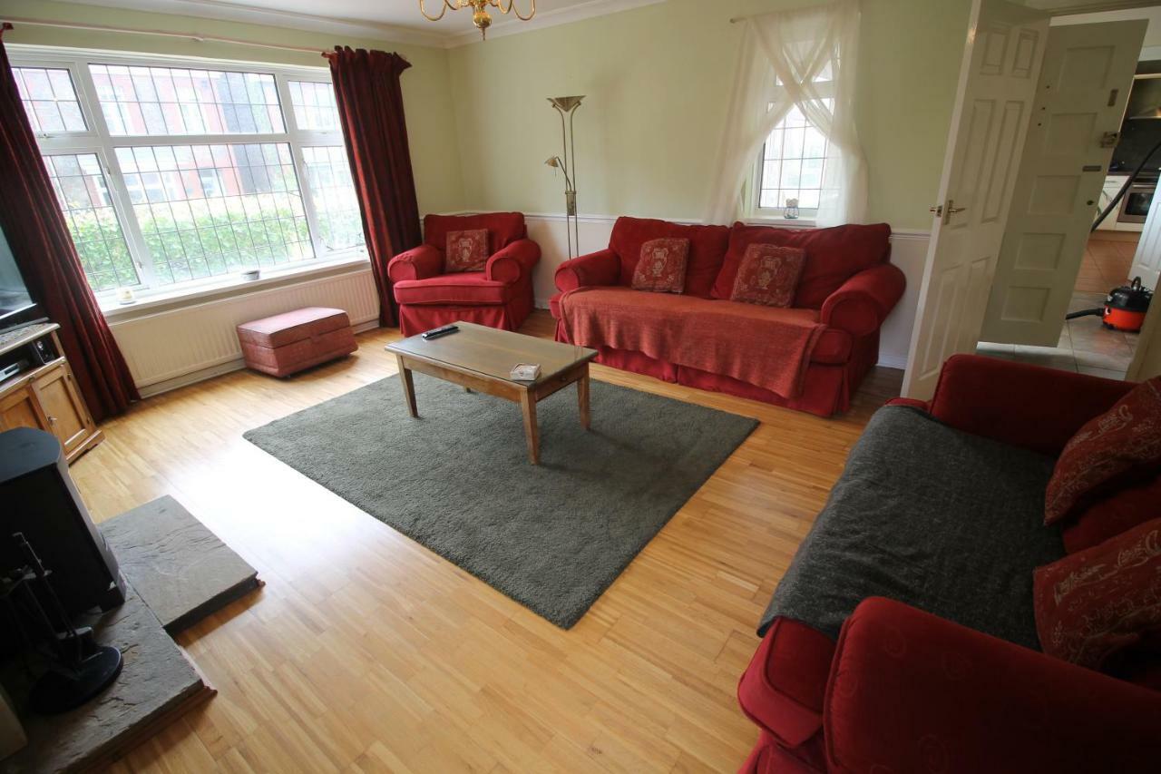 Large 4 Bedroom Family 2 Mins From Junction 32 *