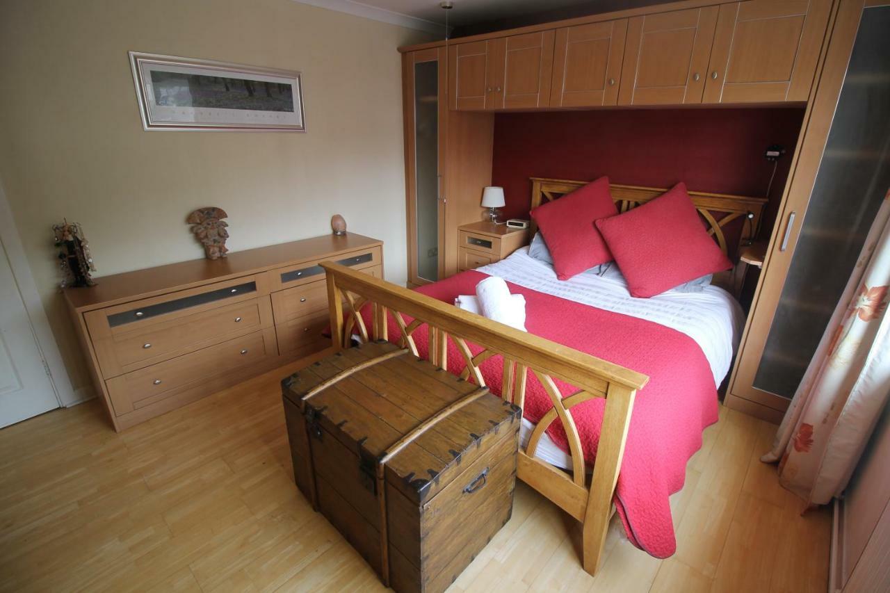 Large 4 Bedroom Family 2 Mins From Junction 32 Holiday home