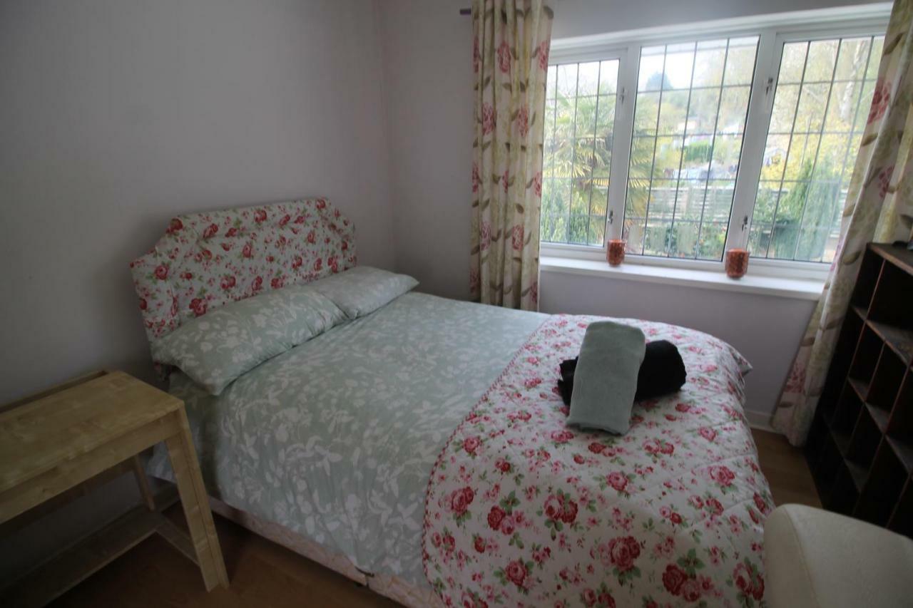 Holiday home Large 4 Bedroom Family 2 Mins From Junction 32 *