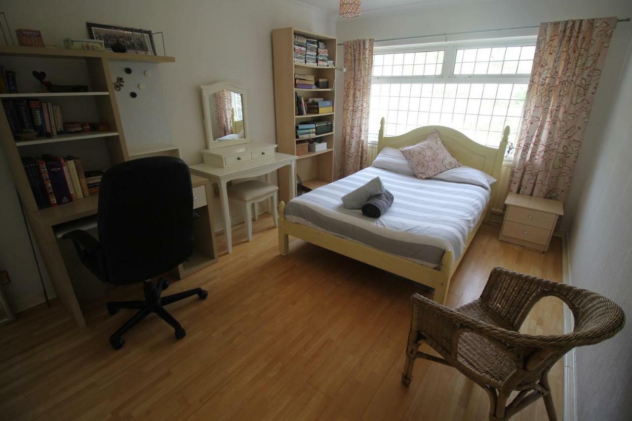 Large 4 Bedroom Family 2 Mins From Junction 32 * Cardiff